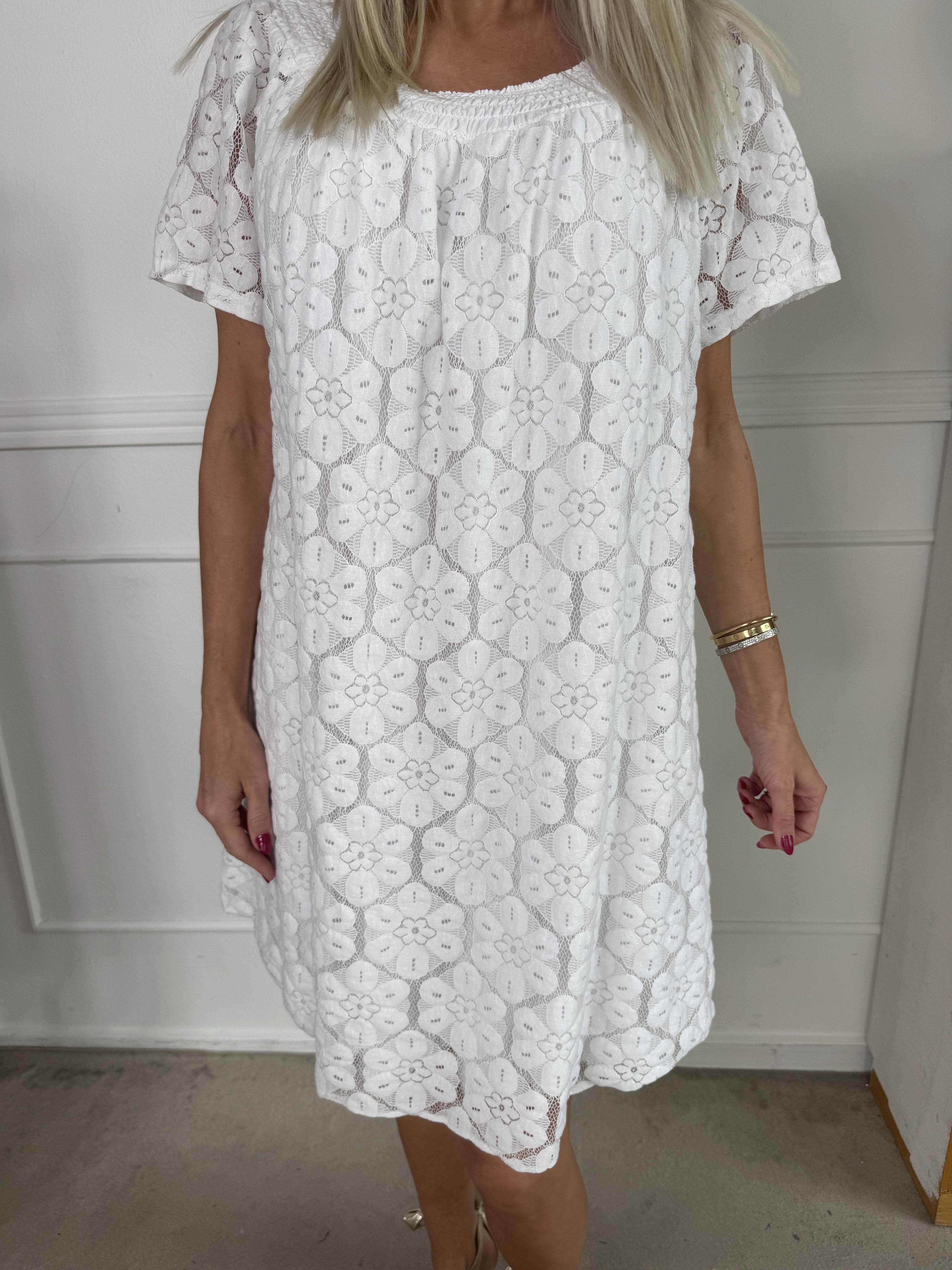 Fjola - Söt tunikaklänning i bomull med spets fram